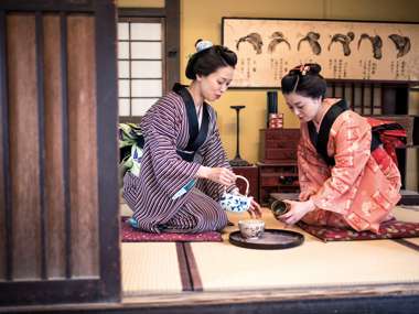 Kimon Drinking Matcha, Japan